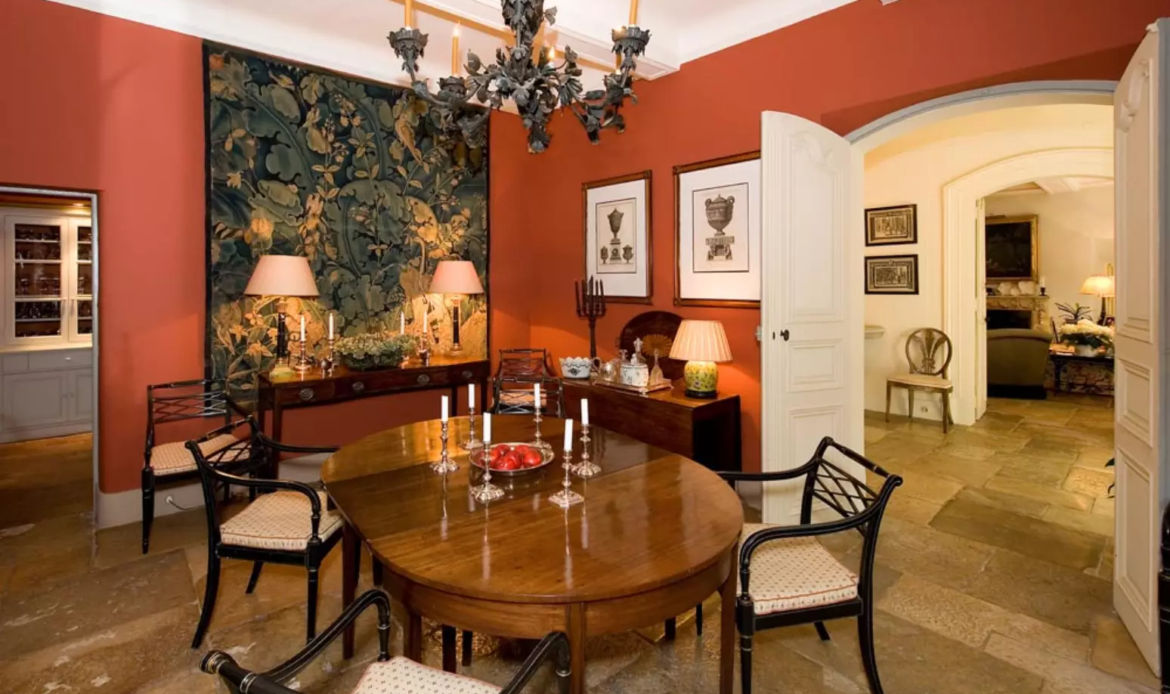 Conheça a luxuosa mansão onde George Clooney preserva a privacidade da família longe dos holofotes