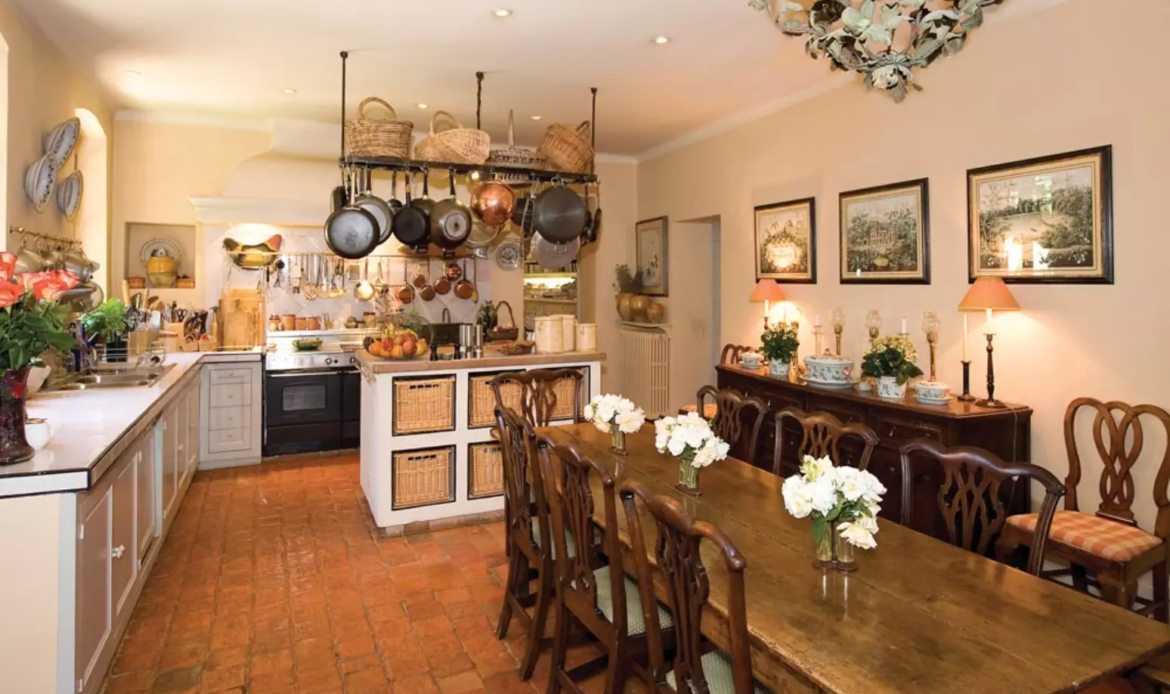 Conheça a luxuosa mansão onde George Clooney preserva a privacidade da família longe dos holofotes