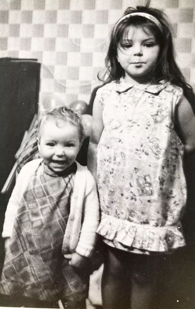 Irmãs separadas após o assassinato da mãe pelo pai se reencontram após 50 anos