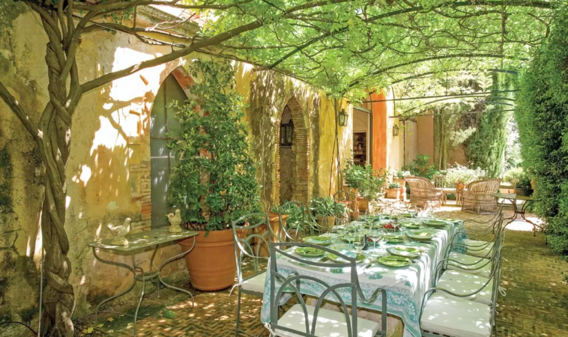 Conheça a luxuosa mansão onde George Clooney preserva a privacidade da família longe dos holofotes