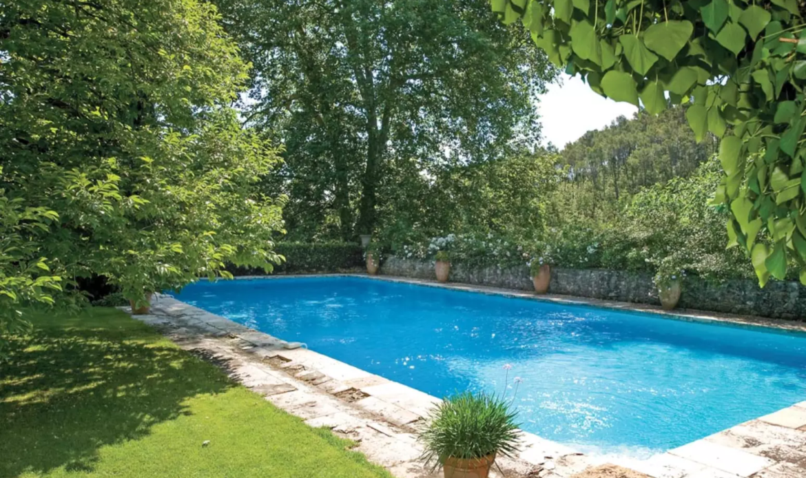 Conheça a luxuosa mansão onde George Clooney preserva a privacidade da família longe dos holofotes