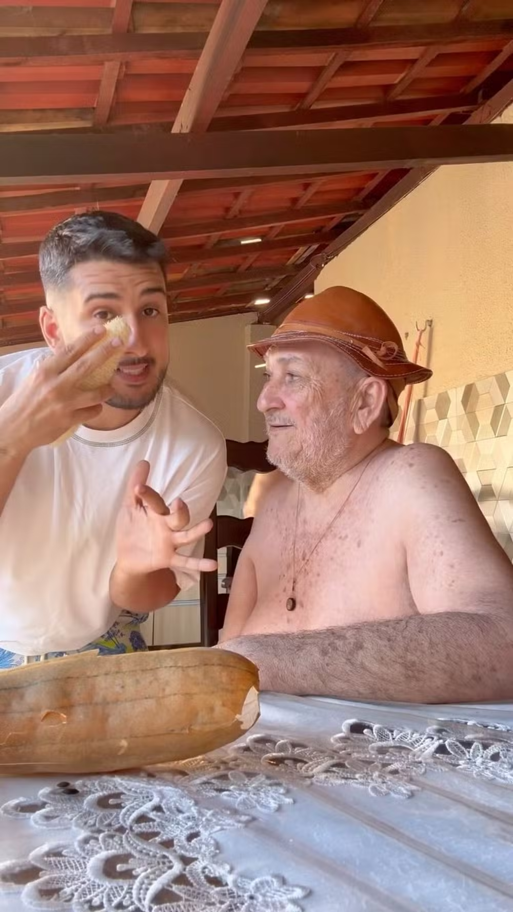 Pai de influenciador passa por cirurgia delicada e tem parte do crânio armazenada no abdômen