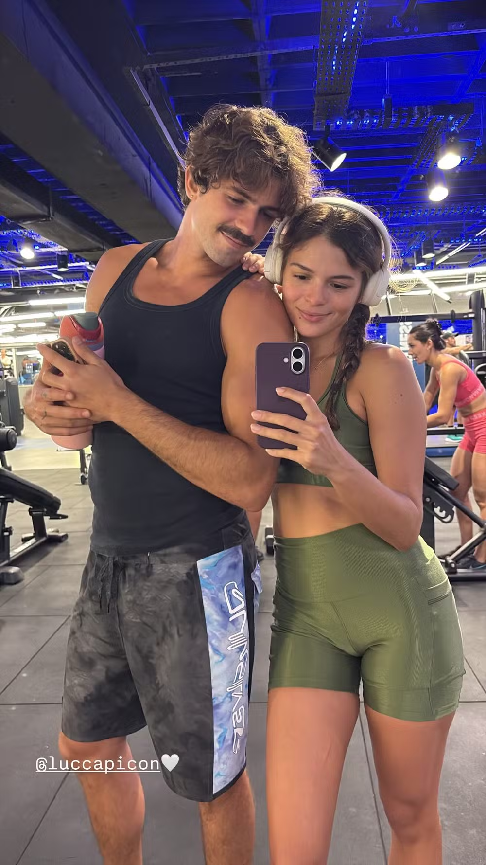 Irmã de Bruna Marquezine surge de barriga de fora e posa coladinha com o namorado durante treino na academia