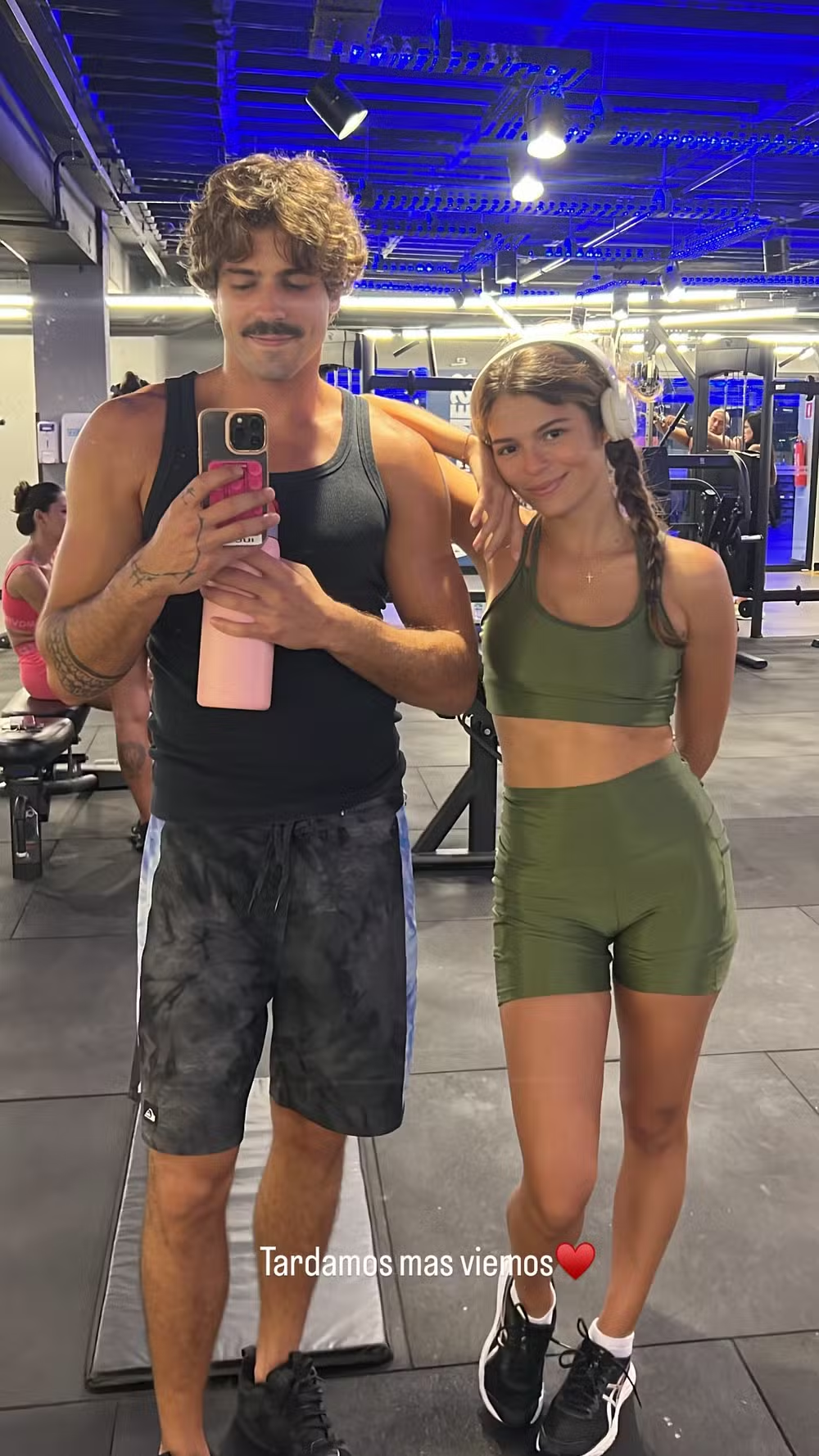 Irmã de Bruna Marquezine surge de barriga de fora e posa coladinha com o namorado durante treino na academia
