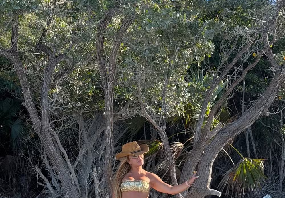 Poliana Rocha exibe boa forma em viagem romântica com Leonardo a destino paradisíaco