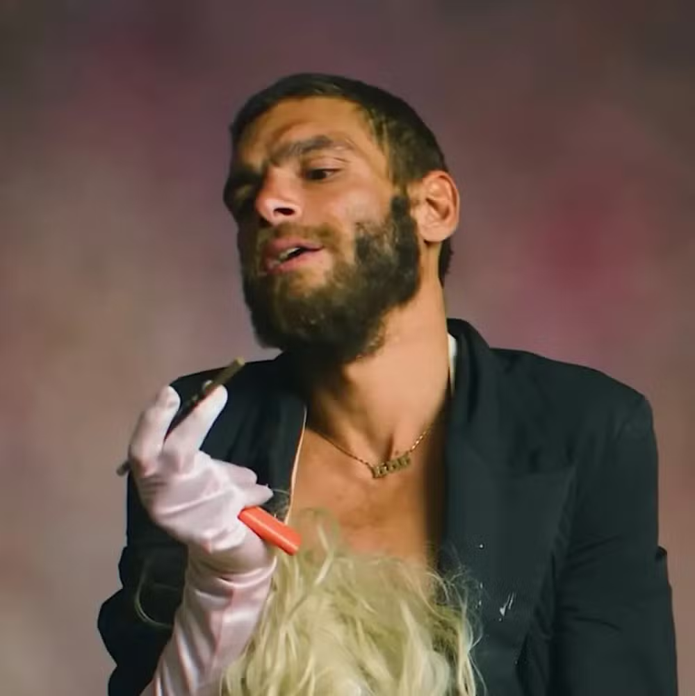 Quem é a influenciadora encontrada vivendo nas ruas após prisão e internação em clínica de reabilitação