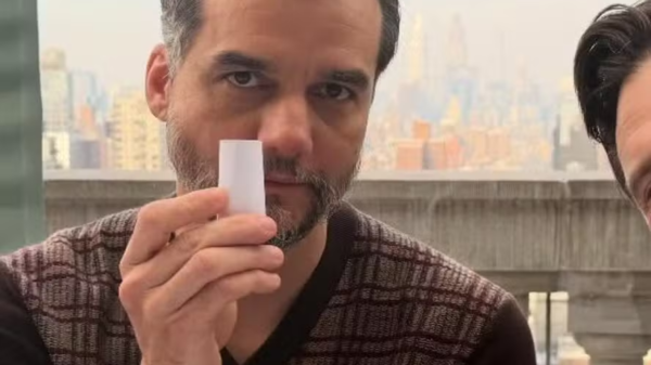 Wagner Moura posa ao lado de astro da Marvel e web vai à loucura