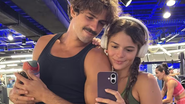 Irmã de Bruna Marquezine surge de barriga de fora e posa coladinha com o namorado durante treino na academia