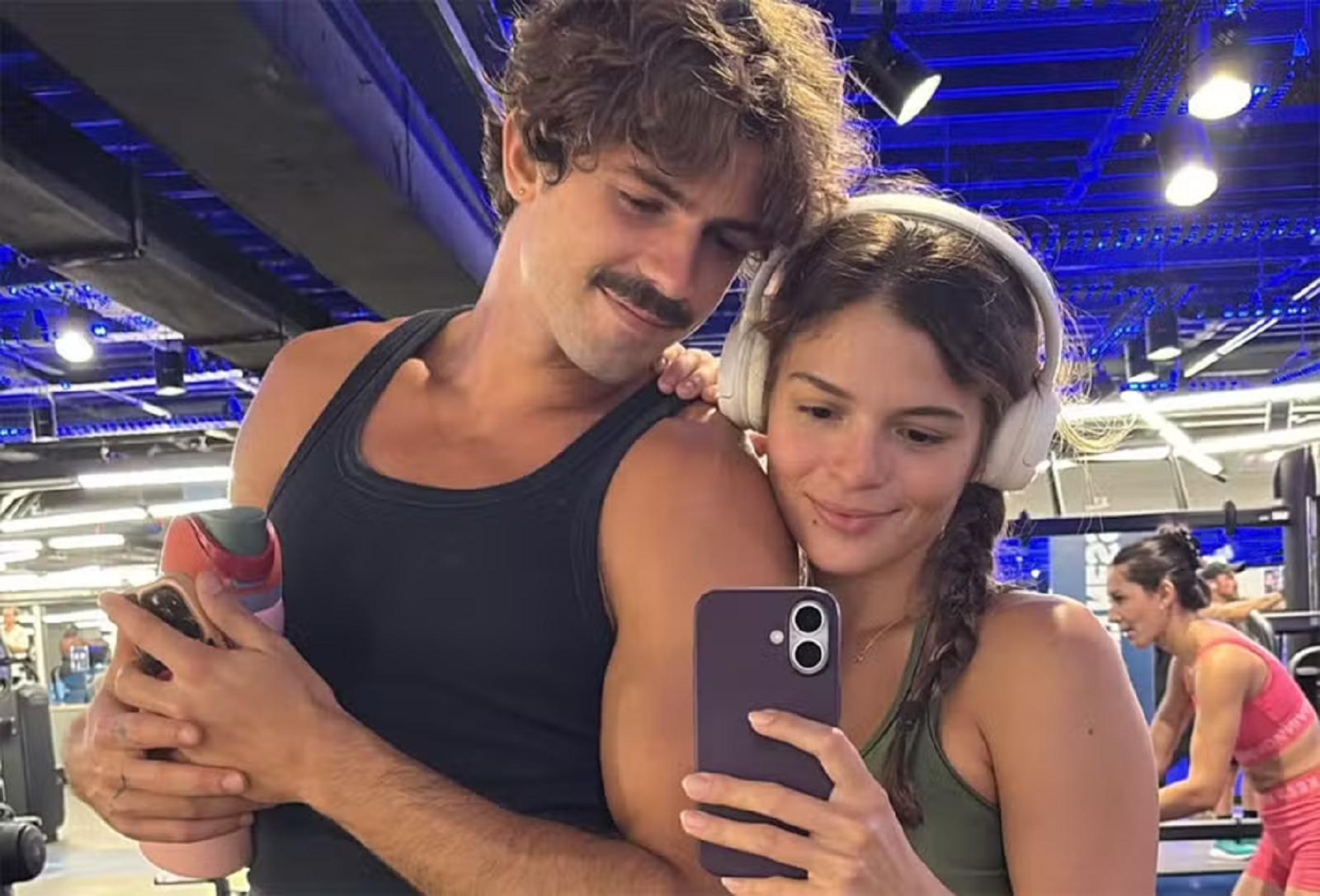 Irmã de Bruna Marquezine surge de barriga de fora e posa coladinha com o namorado durante treino na academia