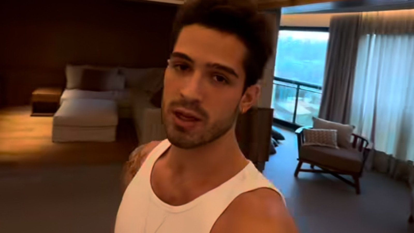 João Guilherme faz tour por novo apartamento em São Paulo e impressiona com decoração moderna
