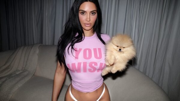 Kim Kardashian aposta em clique só de calcinha e agita a web! 1 Kim Kardashian aposta em clique só de calcinha e agita a web!