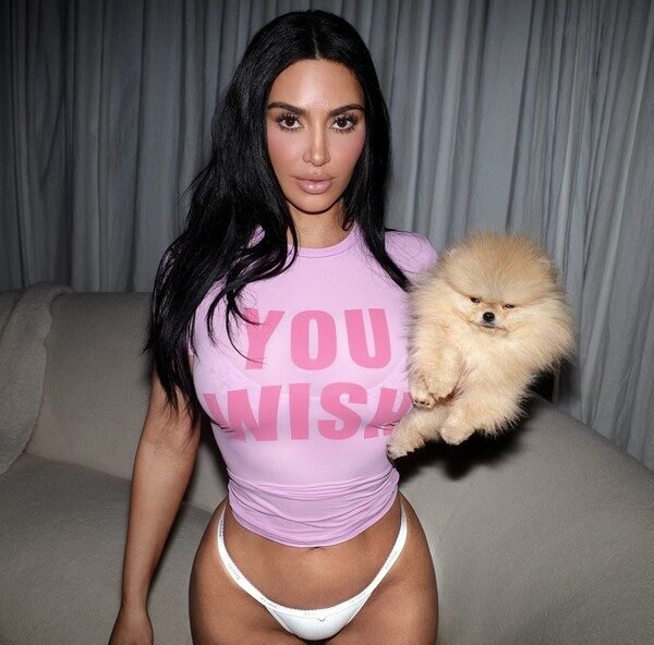 Kim Kardashian aposta em clique só de calcinha e agita a web!