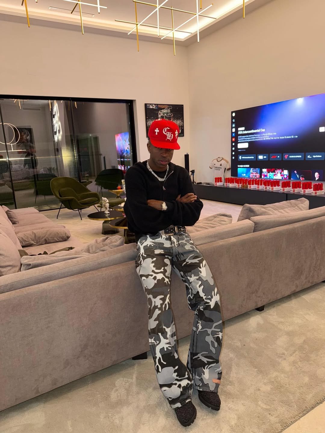 Saiba como é a decoração da mansão que Vini Jr. comprou em bairro nobre de Madri