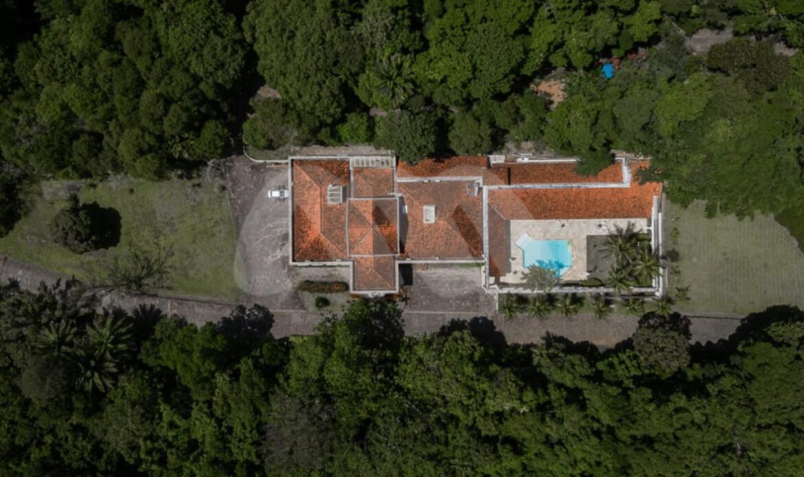 Veja como é a mansão de Renato Aragão, à venda por R$ 18 milhões no Rio