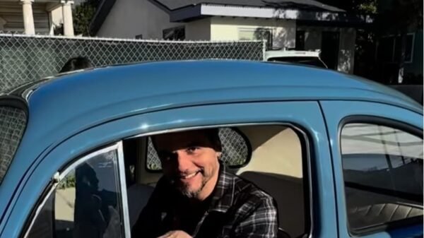 Veja a casa onde Wagner Moura mora em Los Angeles, nos EUA, com um fusca na garagem