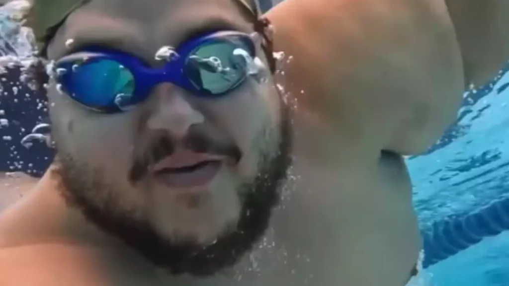 Influenciador afirma ter matrícula em aula de natação recusada por causa do peso; academia nega discriminação