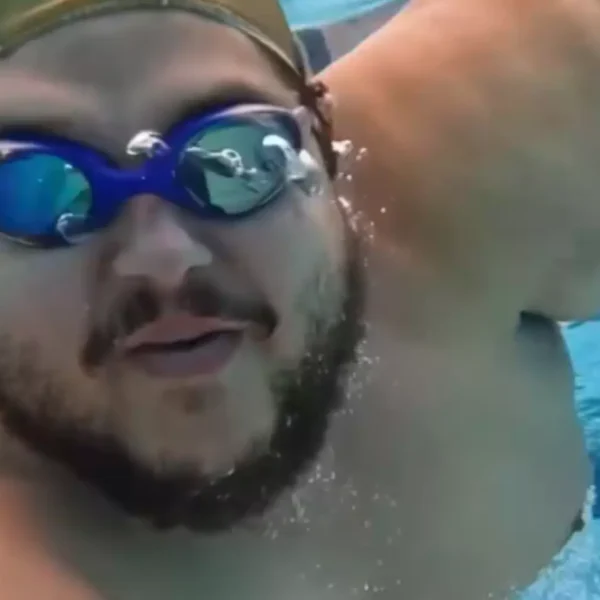 Influenciador afirma ter matrícula em aula de natação recusada por causa do peso; academia nega discriminação