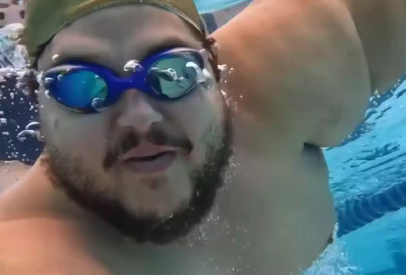 Influenciador afirma ter matrícula em aula de natação recusada por causa do peso; academia nega discriminação