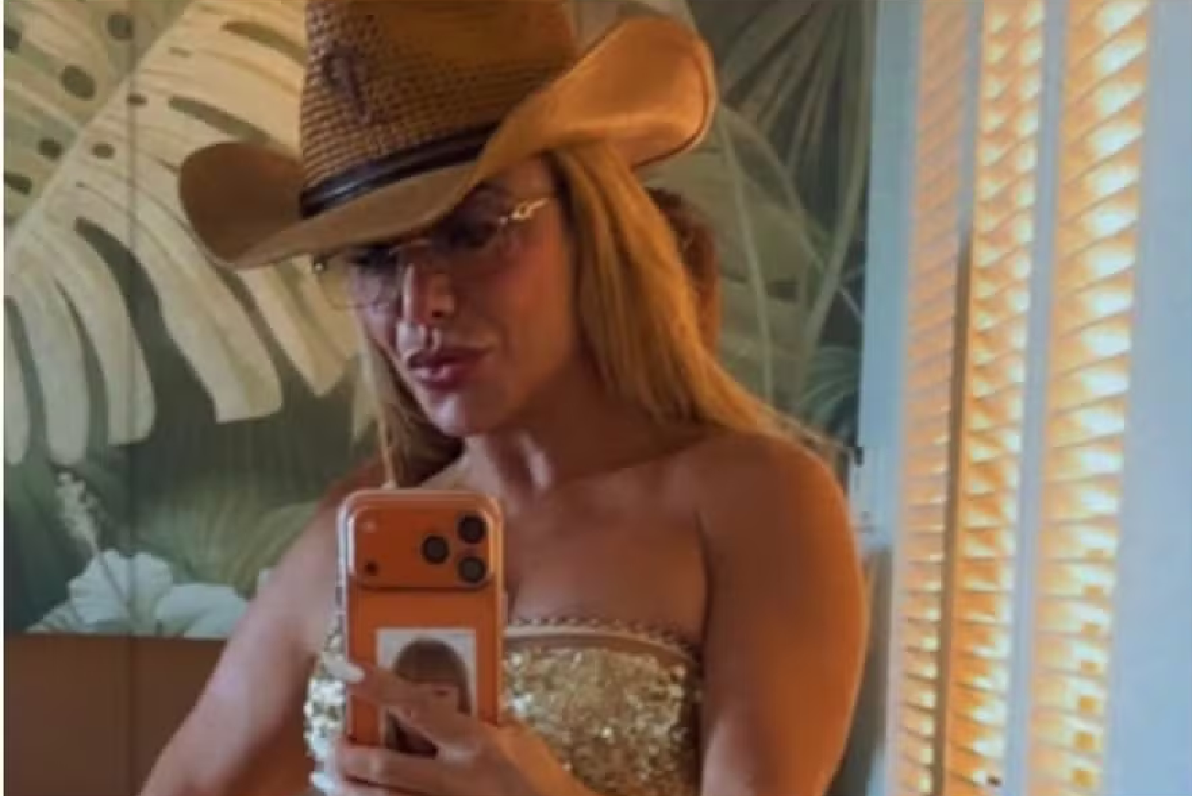 Poliana Rocha exibe boa forma em viagem romântica com Leonardo a destino paradisíaco