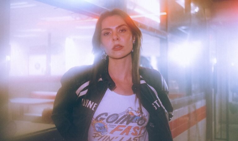 Estella Dawn lança balada alt-pop confessional “Drunk & Messy”