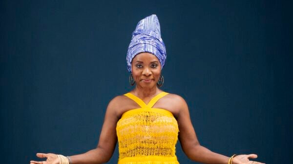 Angélique Kidjo lança “Chica de Favela”, canção que celebra a força feminina