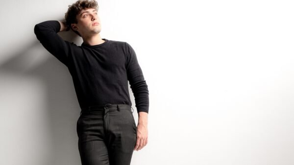 Gabriel Aiala transforma dor e memória em música no novo single “como te esquecer?”