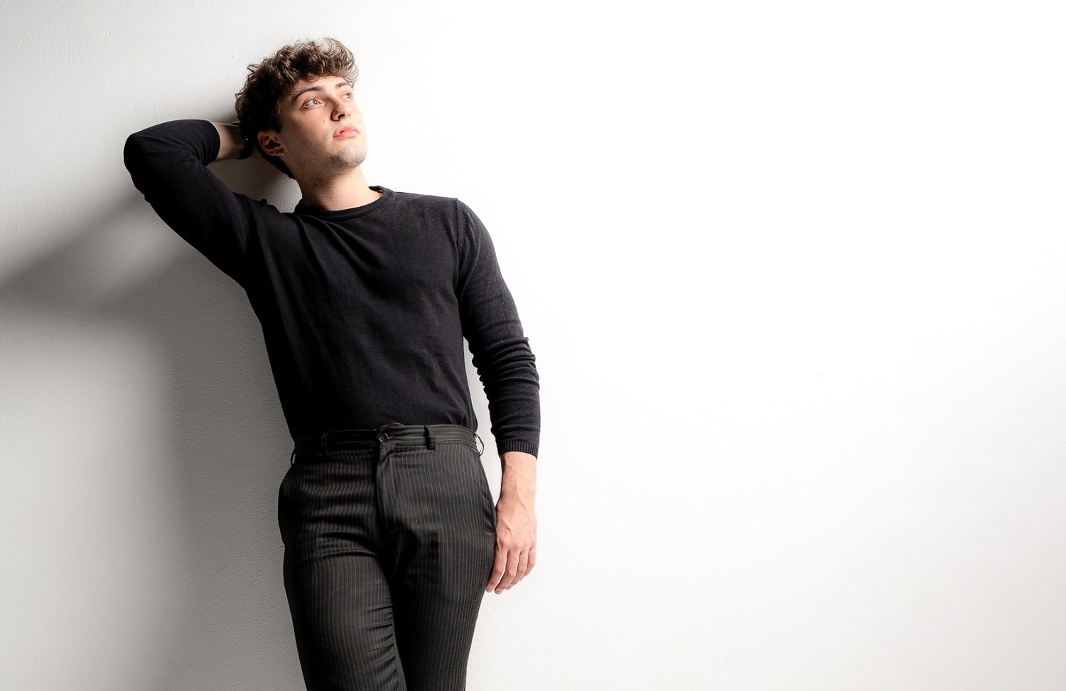 Gabriel Aiala transforma dor e memória em música no novo single “como te esquecer?”