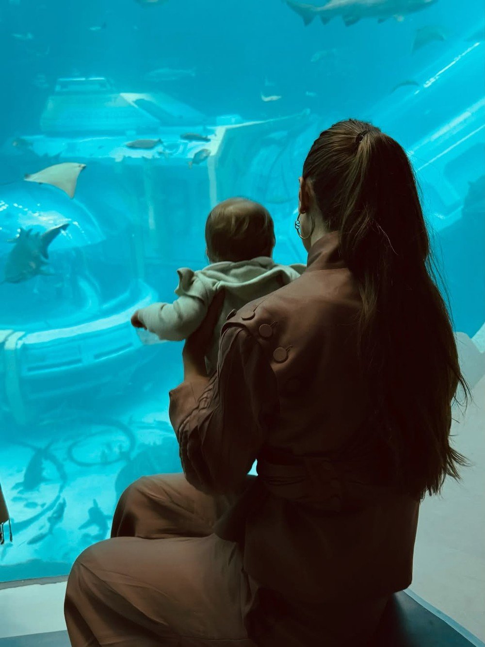 Luan Santana aproveita Dubai ao lado da mulher e da filha