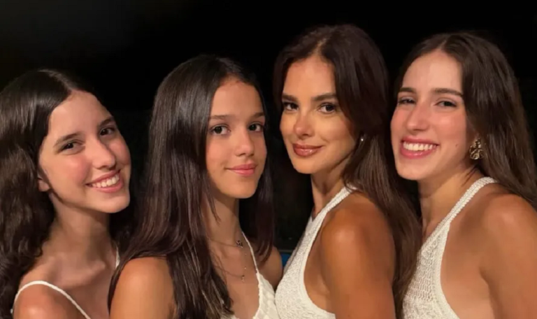 Vera Viel compartilha foto com as filhas e semelhança impressiona: “Parecem irmãs” 53 Vera Viel compartilha foto com as filhas e semelhança impressiona: “Parecem irmãs”