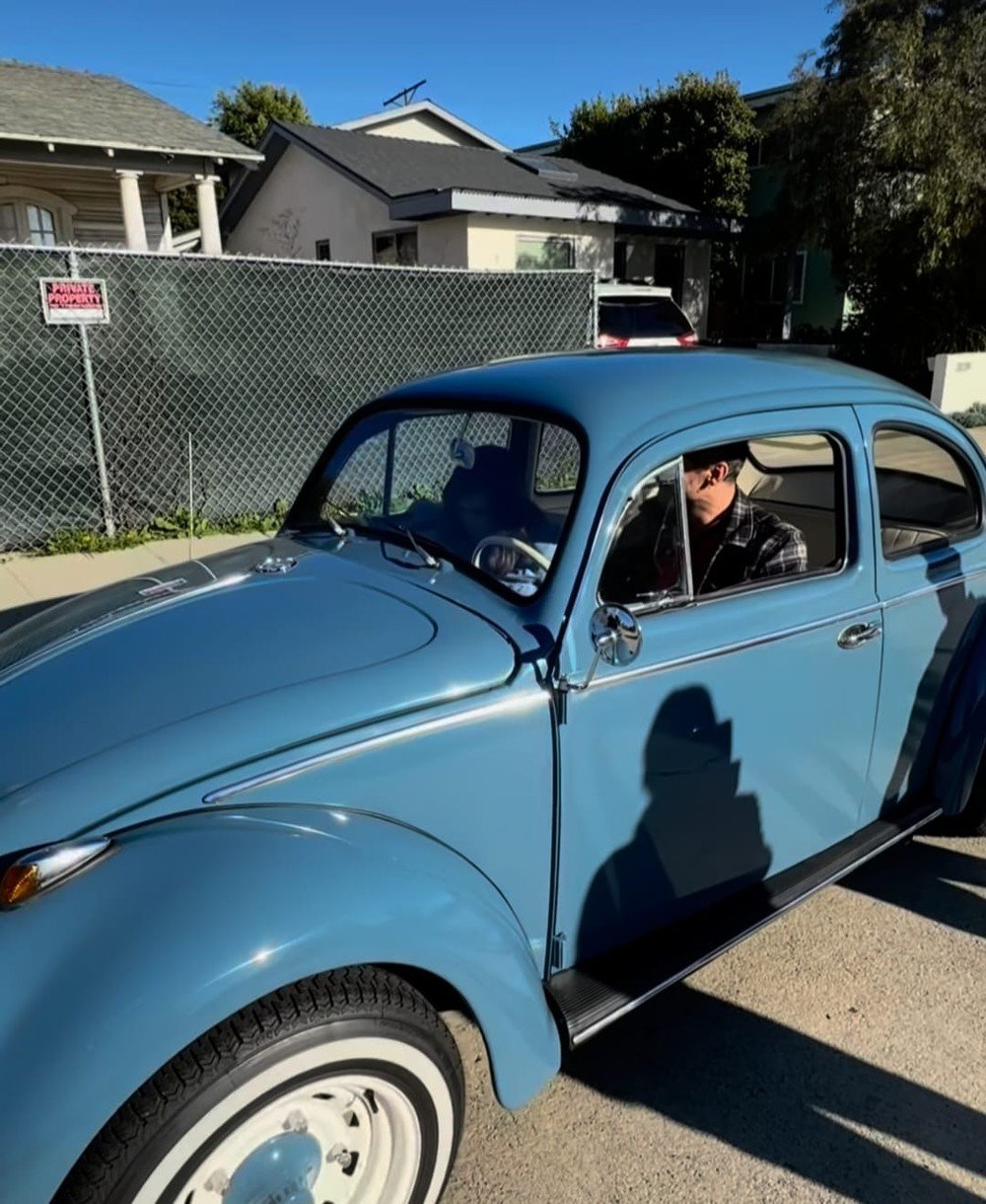 Veja a casa onde Wagner Moura mora em Los Angeles, nos EUA, com um fusca na garagem