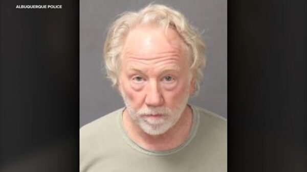 Ator Timothy Busfield é formalmente indiciado por acusações de abuso sexual infantil