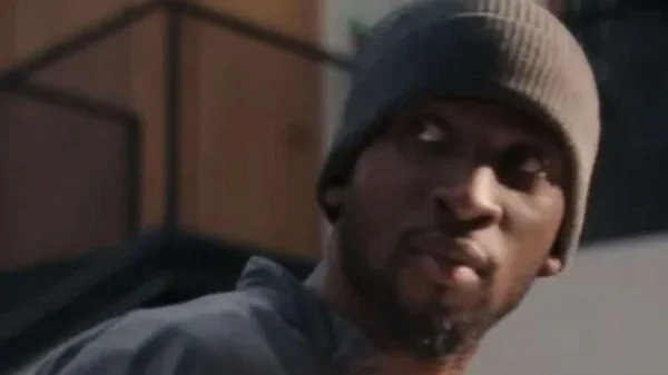 Benfica lança campanha com jogador negro “roubando” camisa e gera polêmica nas redes. Vídeo foi inspirado na série Lupin e recebeu críticas.