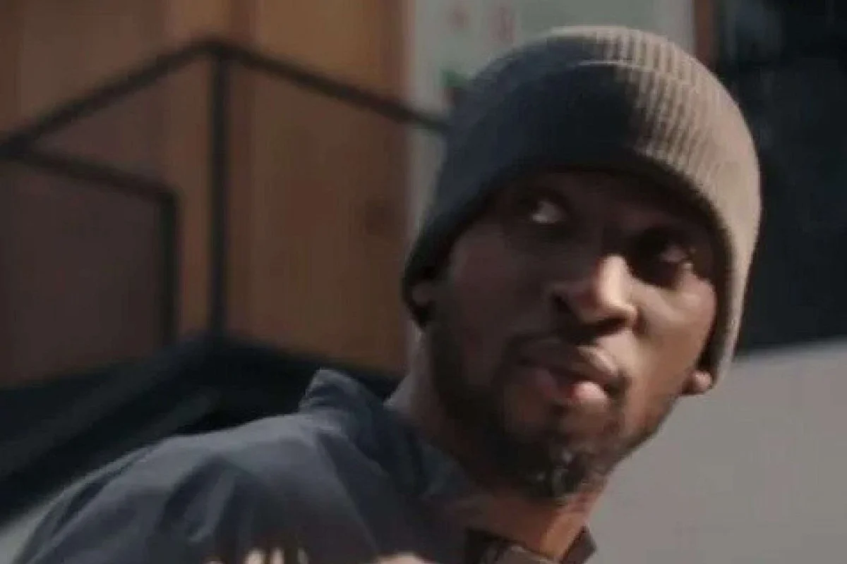 Benfica lança campanha com jogador negro “roubando” camisa e gera polêmica nas redes. Vídeo foi inspirado na série Lupin e recebeu críticas.