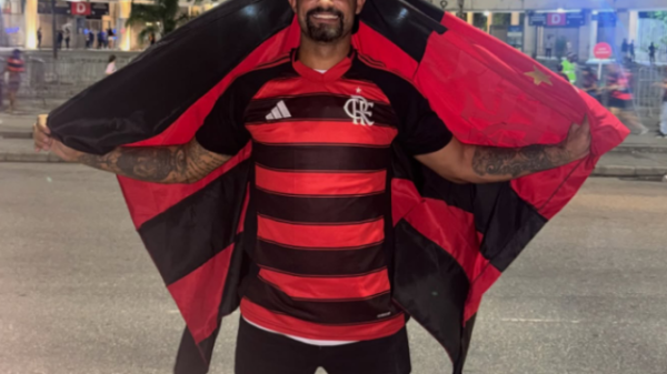 Goleiro Bruno tem liberdade condicional cassada após comparecer a jogo do Flamengo