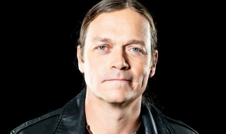 Brad Arnold, vocalista do 3 Doors Down, morre aos 47 anos