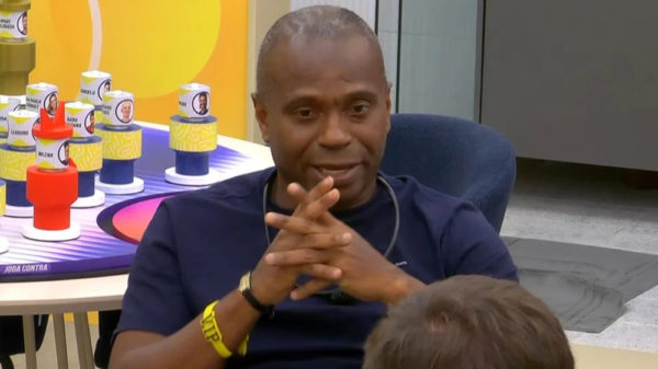 BBB 26: Edilson Capetinha esquece as câmeras e quase mostra tudo ao vivo