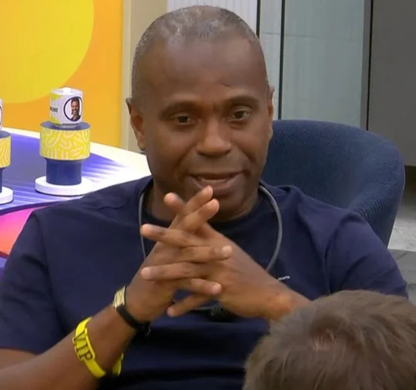 BBB 26: Edilson Capetinha esquece as câmeras e quase mostra tudo ao vivo