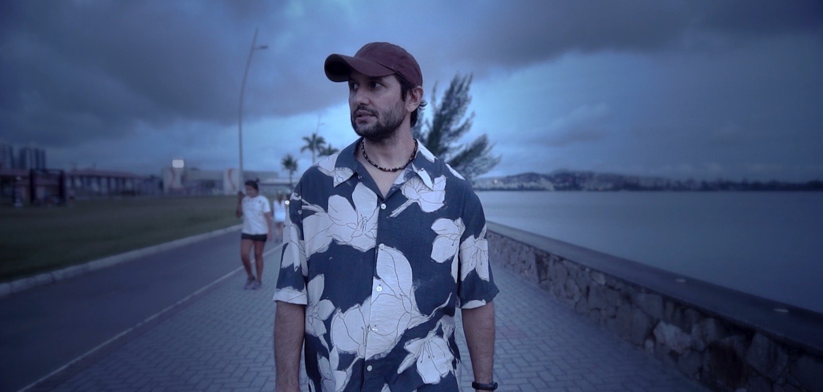 Cantor Dani Miranda consolida carreira no pop rock romântico com essência oitentista