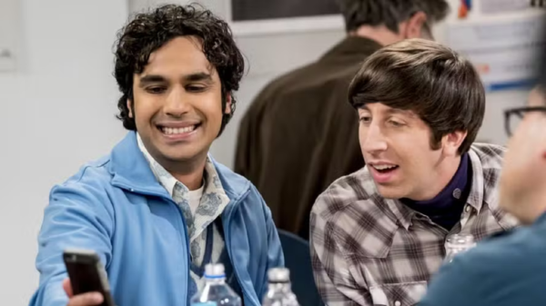 Astro de 'The Big Bang Theory' é criticado após revelar que paga contas de famílias aleatórias na internet com sua fortuna