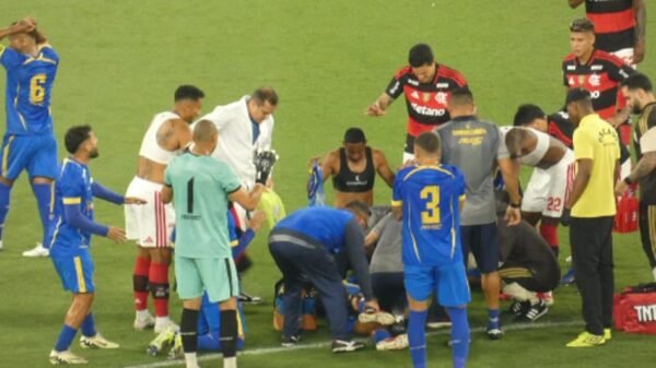 Jogador do Sampaio Corrêa passa mal e desaba em campo no Maracanã