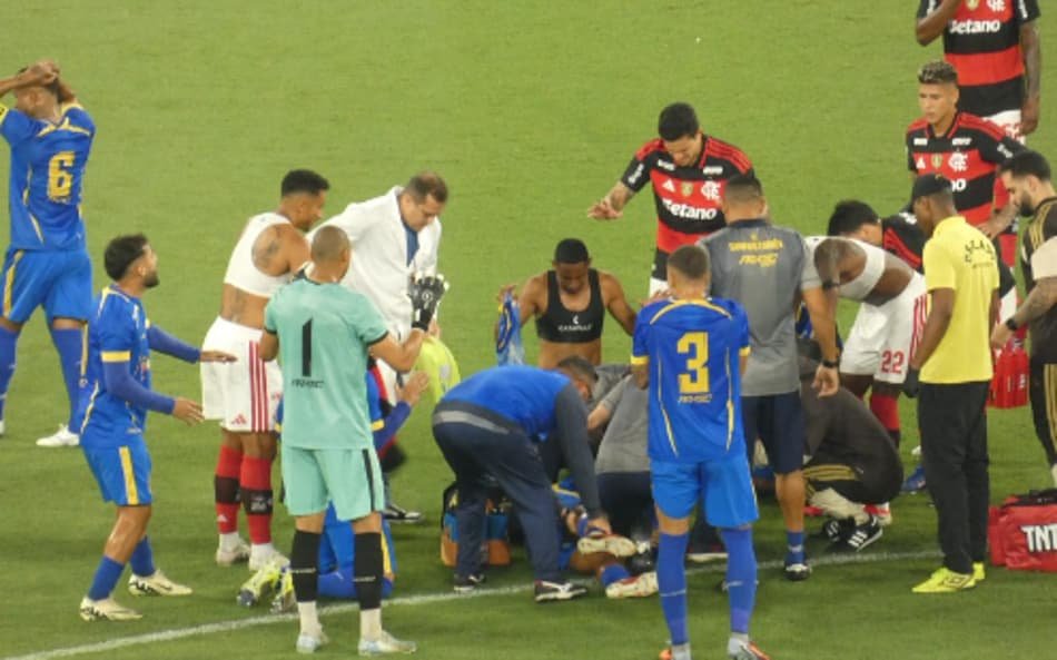 Jogador do Sampaio Corrêa sofre convulsão em campo no Maracanã