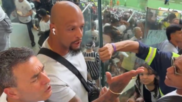 Felipe Melo discute com torcedor do Corinthians antes de final com o Flamengo no Mané Garrincha
