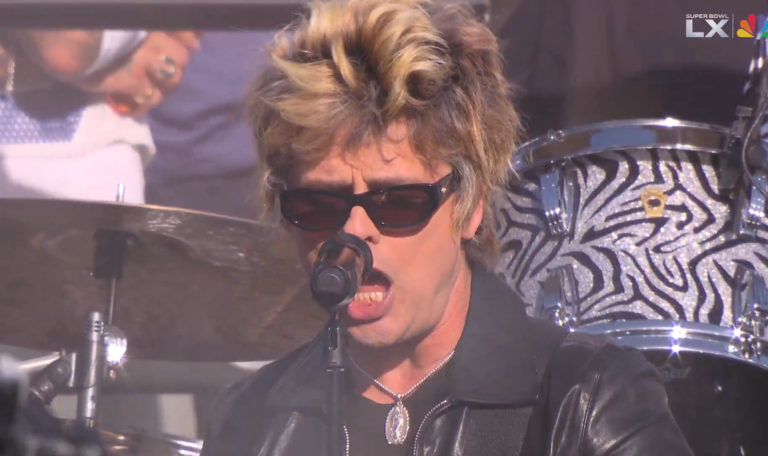 Assista: Green Day abre o Super Bowl com clássico político depois de críticas a Trump e a agentes do ICE