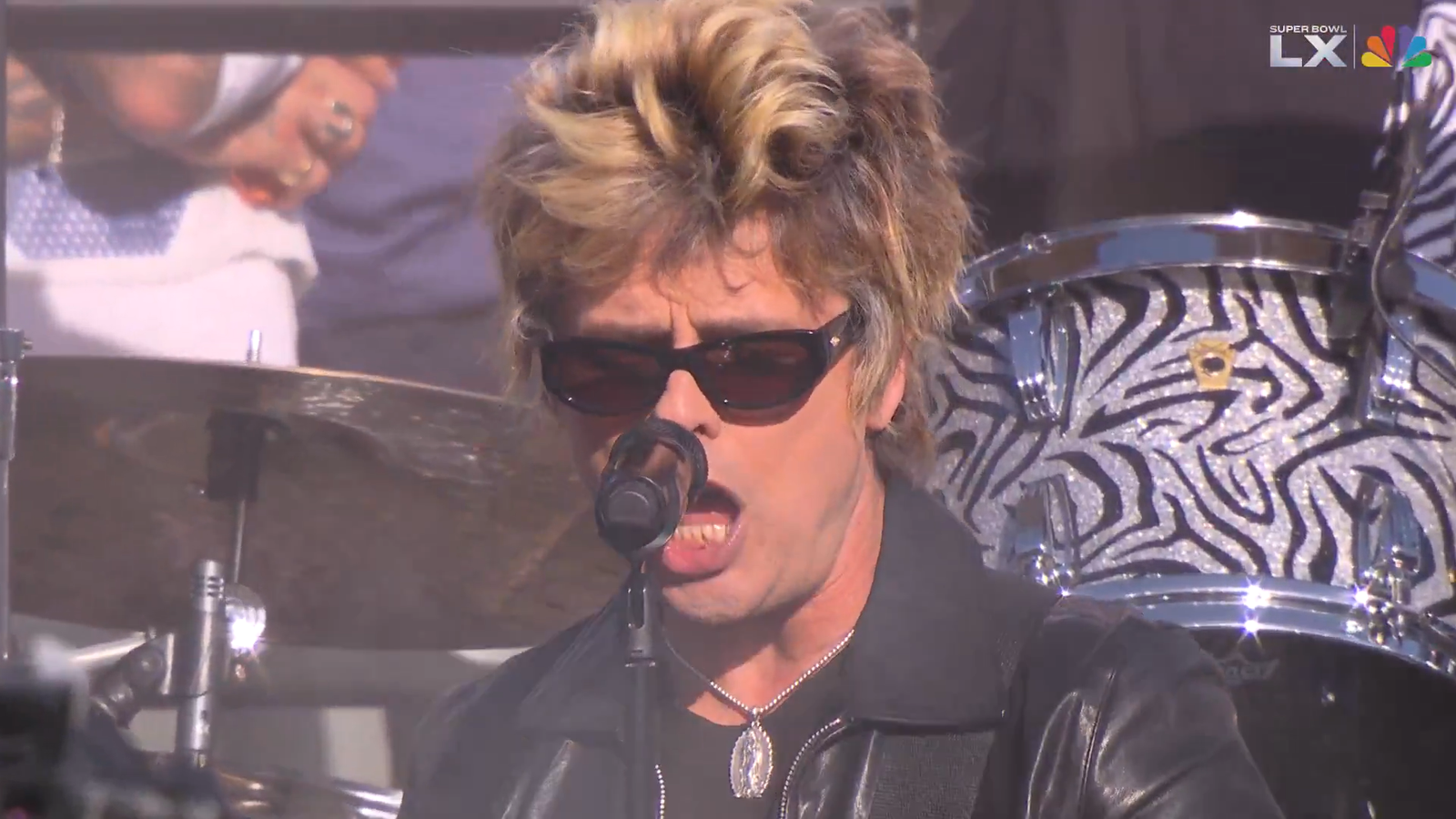 Assista: Green Day abre o Super Bowl com clássico político depois de críticas a Trump e a agentes do ICE