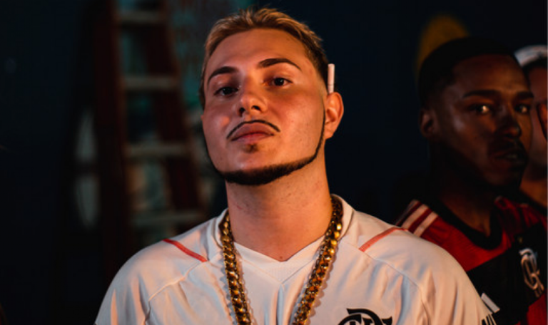 Funkeiro famoso tem cordões e celular roubados após ensaio na Sapucaí