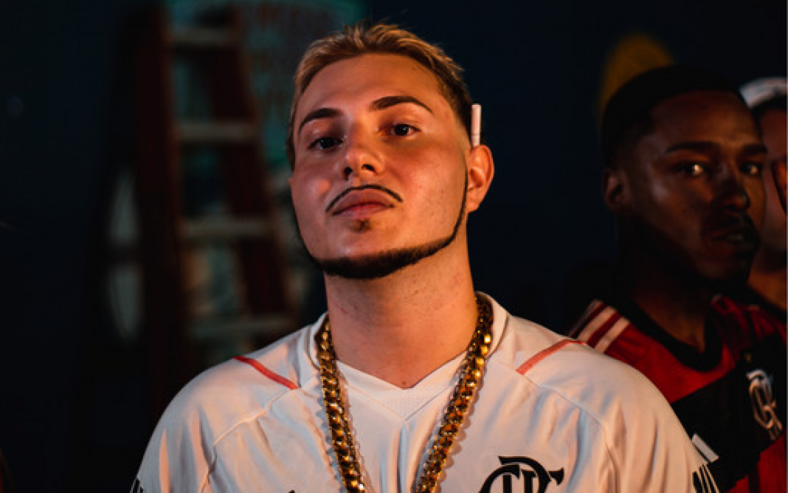 Funkeiro famoso tem cordões e celular roubados após ensaio na Sapucaí