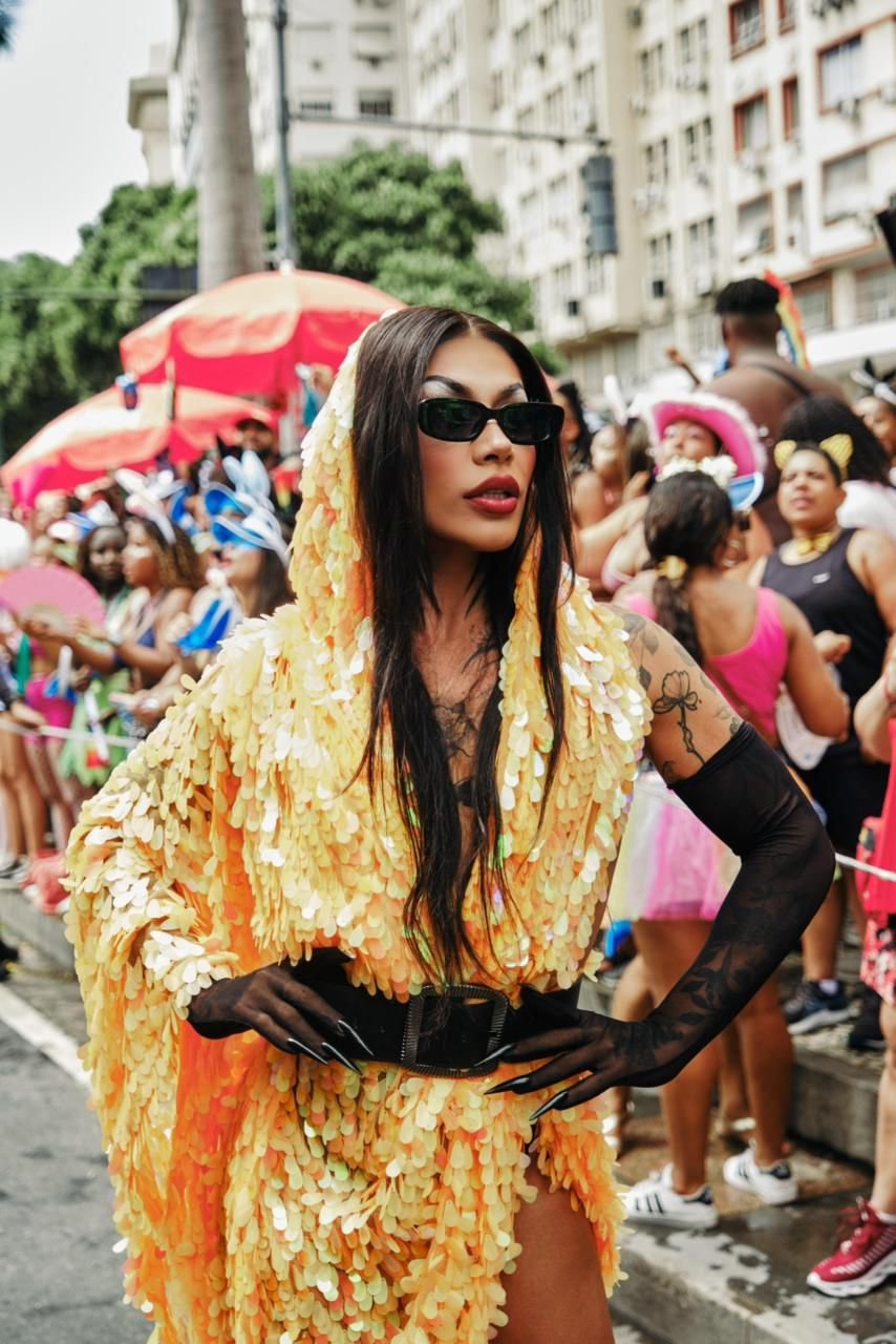 Grag Queen agita o Bloco da Favorita e leva o álbum “Cósmica (Remix)” ao carnaval de rua do Rio com Felipe Poeta