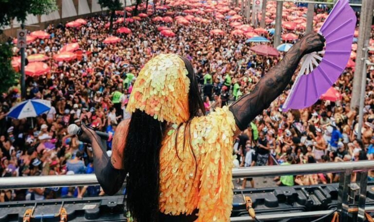 Grag Queen agita o Bloco da Favorita e leva o álbum “Cósmica (Remix)” ao carnaval de rua do Rio com Felipe Poeta