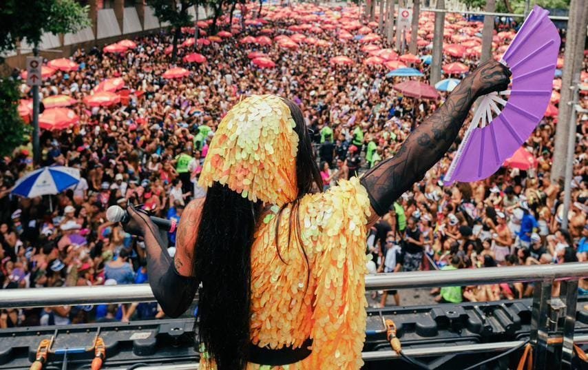 Grag Queen agita o Bloco da Favorita e leva o álbum “Cósmica (Remix)” ao carnaval de rua do Rio com Felipe Poeta