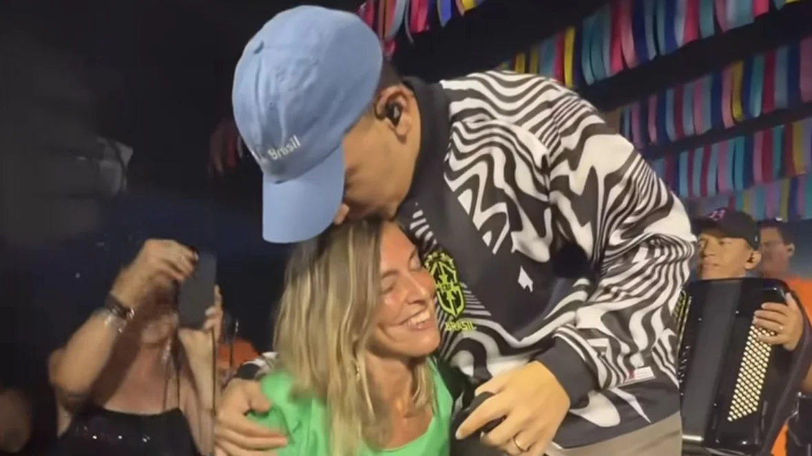 João Gomes interrompe show e homenageia cientista que desenvolve tratamento contra tetraplegia